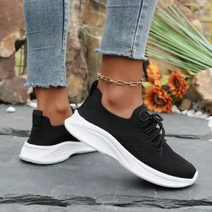 Modische schwarze Fly-Knit Plateau-Sneaker für Damen mit dicker weißer Sohle und Schnürdesign