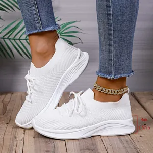 Nahaufnahme weißer Fly-Knit-Plateausneaker mit 4 cm Absatzhöhenmessung