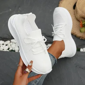 Detaillierte Nahaufnahme der weißen, atmungsaktiven Flyknit-Plateau-Sneaker mit Schnürung