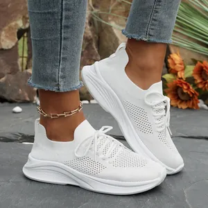 Seitenansicht von weißen Fly-Knit Plateau-Sneakern mit runder Spitze und Schnürung.