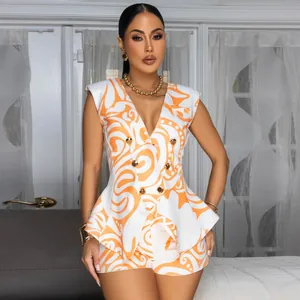 Vooraanzicht van model in oranje abstracte mouwloze tweedelige set met V-hals