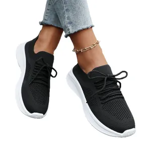 Schwarze Damen-Fly-Knit-Sneaker mit bequemer und modischer weißer Plateausohle