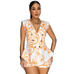 Stijlvolle dames set van blazer en short met oranje print en een diepe V-halslijn