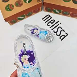 Primer plano del personaje Elsa en las sandalias de gelatina mini melissa para niñas