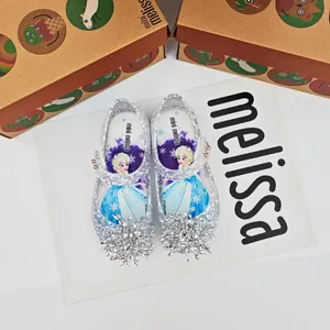 Detalle de zapatos de gelatina con purpurina de Frozen Elsa con copo de nieve plateado