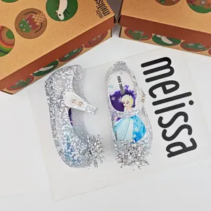 Vista detallada del estampado de Frozen Elsa en zapatos jelly con purpurina plateada