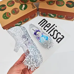 Detalle de sandalias de gelatina con purpurina plateada para niños de Frozen Elsa y copo nieve