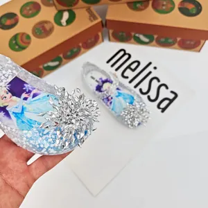 Primer plano de zapato de gelatina de Frozen Elsa con gran copo de nieve de cristal