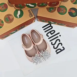 Detalle de zapatos jelly rosas para niños con grandes copos de nieve de cristal