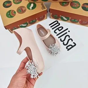 Vista detallada de zapatos jelly Mary Jane rosas para niñas con copo de nieve cristal