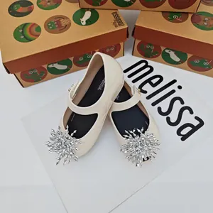 Zapatos de gelatina crema para niñas con adornos de copos de nieve plateados y PVC.