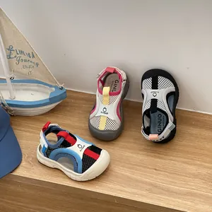 Dettaglio di sandali sportivi traspiranti per bambini, perfetti per la spiaggia