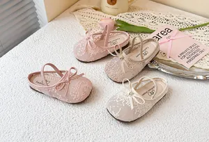 Vista detallada de zapatos de princesa para niñas en malla con lazos decorativos y lentejuelas