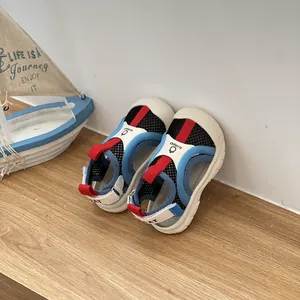 Sandali sportivi chiusi per bambini in mesh rosso e blu con decorazione marina