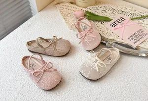 Vista detallada de zapatos de princesa con lazo de malla para niñas en tonos suaves