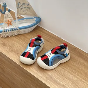 Primo piano di sandali sportivi per bambini in rete con design protettivo a punta chiusa