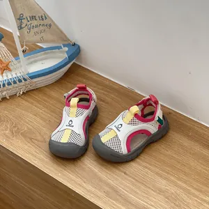 Vista dettagliata dei sandali sportivi in mesh per bambini rosa e bianchi per la spiaggia