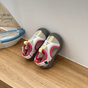 Vista dettagliata dei sandali sportivi a punta chiusa in mesh traspirante per bambini