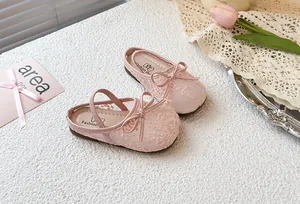 Vista detallada de zapatos de princesa de malla rosa con lazos para niñas y niños pequeños