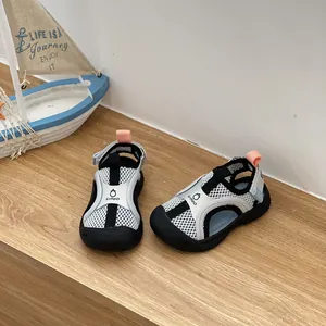Dettaglio di sandali sportivi in rete traspirante per bambini con punta chiusa