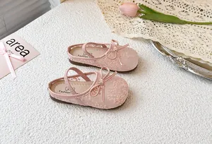 Detalle de cerca de zuecos de malla rosa para niñas con un elegante lazo decorativo