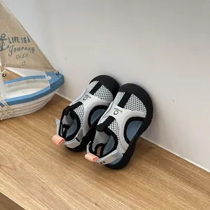 Dettaglio dei sandali sportivi per bambini in mesh traspirante con punta chiusa