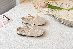 Primer plano de elegantes zapatos de malla para niña con lazo y encaje