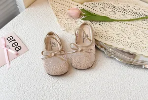 Vista detallada de los elegantes zapatos de encaje para bebé con lazo de lentejuelas