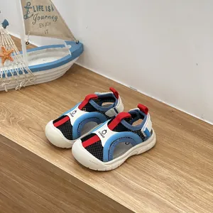 Primo piano di sandali per bambini in rete traspirante blu e rossi