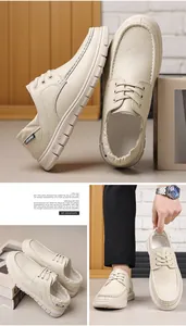 Vista detallada de zapatos casuales de hombre en cuero granulado beige con suela suave.