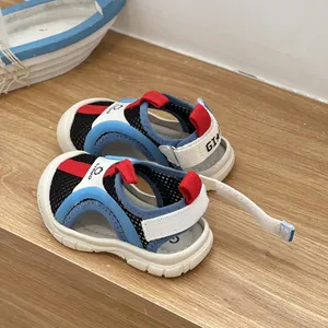 Dettaglio dei sandali per bambini in mesh traspirante con chiusura a strappo sicura
