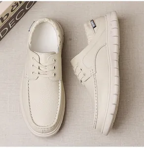 Vista detallada de la textura de cuero genuino beige de mocasines casuales para hombre