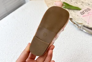 Primer plano de la suela de goma marrón antideslizante de estos zuecos de malla niña