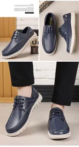 Detalle de zapatos casuales de hombre en cuero vacuno azul marino con suela blanca suave.