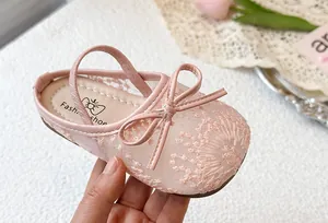 Elegantes zapatos de princesa de malla rosa para niñas con lazo y tira elástica.