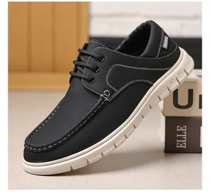 Primer plano de zapato casual de cuero negro para hombre con suela blanca