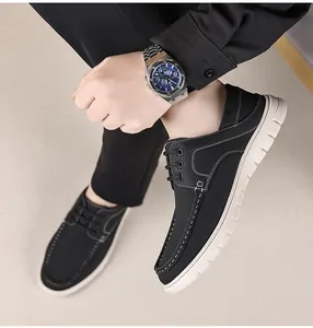 Primer plano de zapatos casuales de cuero negro para hombre con suelas suaves y cómodas.