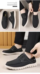 Vista detallada de zapatos casuales de cuero negro con suelas blancas blandas y costuras.