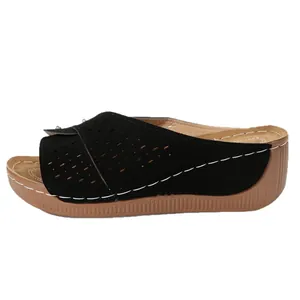 Zwarte dames sandalen met sleehak met ademend hol ontwerp en comfortabel plateau.