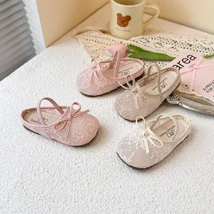 Elegantes mules para niñas con lazo de malla y bordados en estilo de princesa