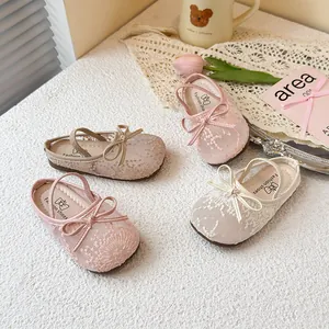 Elegantes mules de malla para niñas con bordado de encaje y lazos en varios colores suaves
