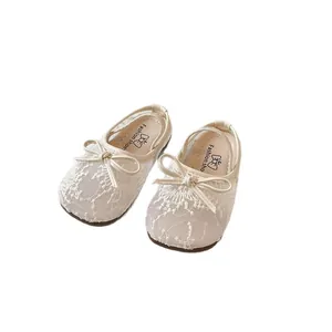 Elegantes zapatos de princesa de malla con lazo para niñas en color beige transpirable