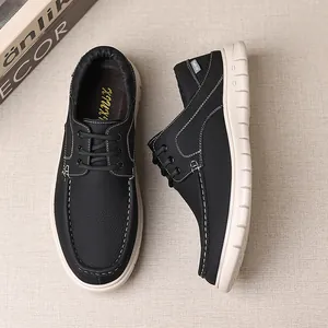 Zapatos casuales de hombre en cuero negro con suela blanca suave y costuras blancas