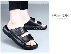 Detailweergave van zwarte leren herenslippers met dikke antislip-zool van EVA.