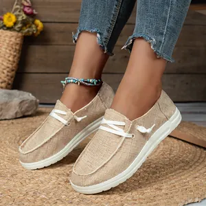 Κοντινό πλάνο από γυναικεία πάνινα loafers σε nude χρώμα σε ένα άνετο οικιακό περιβάλλον