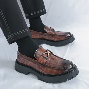 Men's elegant brown crocodile texture loafers with thick soles for business wear
