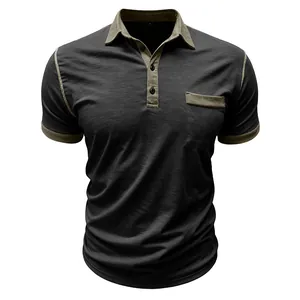 Detailansicht eines kurzärmeligen Herren-Poloshirts mit khakifarbenem Kragen und Tasche