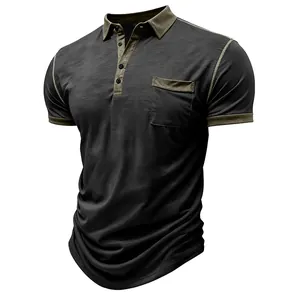 Detailansicht eines Herren-Poloshirts mit Kontrastkragen und Brusttasche.