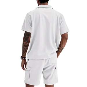 Vista posteriore dettagliata del set da uomo in velluto a coste bianco con camicia e pantaloncini