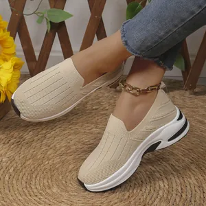 Zapatillas de punto beige para mujer con suelas de plataforma gruesas y cómodas.